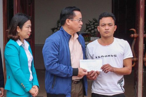 Thương tâm hai bé sinh đôi chết đuối tại bể nước gia đình
