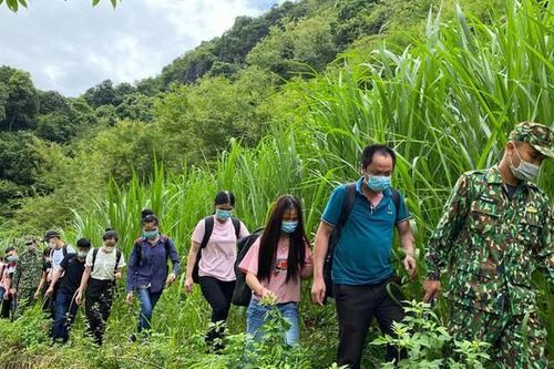 Phát hiện đối tượng truy nã trong nhóm người xuất cảnh trái phép