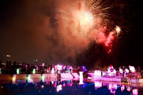 'Cháy' bàn tất niên, tiền triệu mua chỗ đón countdown sang năm mới 2021