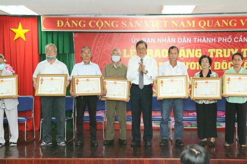 Cần Thơ trao và truy tặng Huân chương Độc lập cho gia đình liệt sĩ