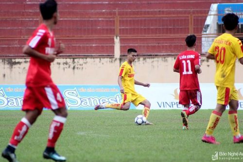 Trung vệ Lê Thành Lâm và màn 'lột xác' qua một giải đấu