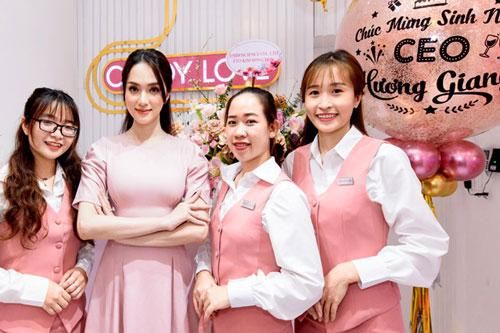 Hương Giang đón tuổi mới bên fan và nhân viên
