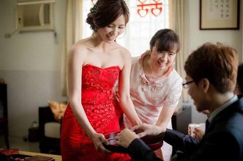 Khinh thông gia nghèo nhưng chiều lòng con trai nên mới cho cưới, ngờ đâu đến ngày đón dâu mẹ chồng 'hóa đá' với số của hồi môn
