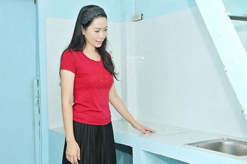 Trịnh Kim Chi giúp một hộ nghèo sửa nhà đón Tết