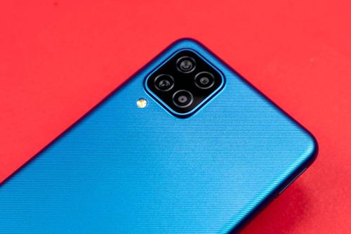 Smartphone Samsung RAM 6 GB, pin 5.000 mAh, 4 camera sau, giá gần 5 triệu tại Việt Nam