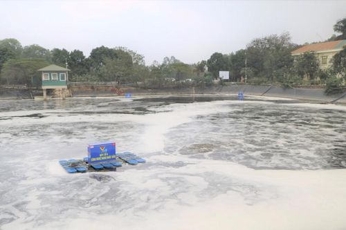 Cận cảnh bọt khí Nano như 'tuyết rơi giữa mùa đông' khử mùi ở bãi rác Nam Sơn