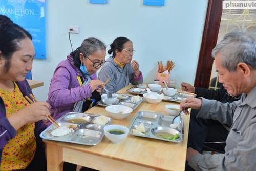 Quán cơm 2.000 đồng tươm tất 'bao no' giữa lòng Hà Nội