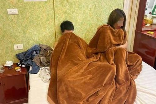 Tú bà 23 tuổi bị bắt quả tang khi đang 'đi khách' trong nhà nghỉ