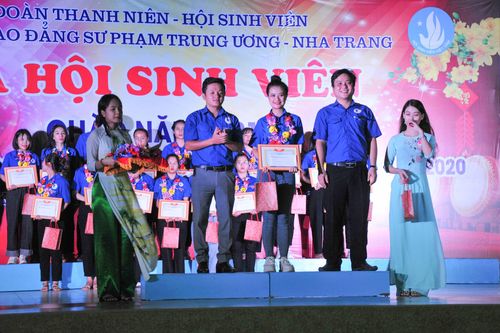 Tuyên dương 25 sinh viên đạt 'Sinh viên 5 tốt'