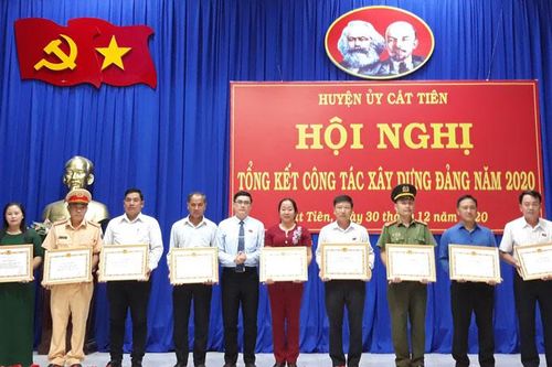 Huyện ủy Cát Tiên khen thưởng nhiều tổ chức cơ sở đảng và đảng viên