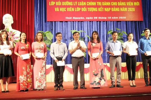 Phát triển đảng viên mới: Cần những giải pháp tổng thể, căn cơ