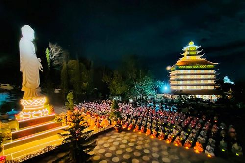 Thiêng liêng đêm hoa đăng tại chùa Vạn Linh