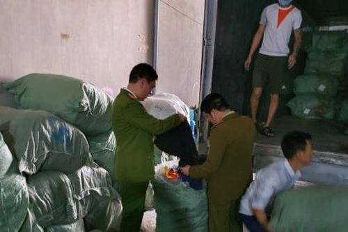 Hải Dương: Thu giữ hơn 5 tấn hàng 'sida' và quần áo nhập lậu