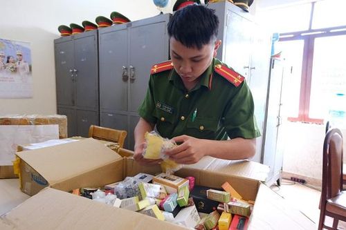 Thu giữ 120 sản phẩm thuốc lá điện tử trong tiệm internet