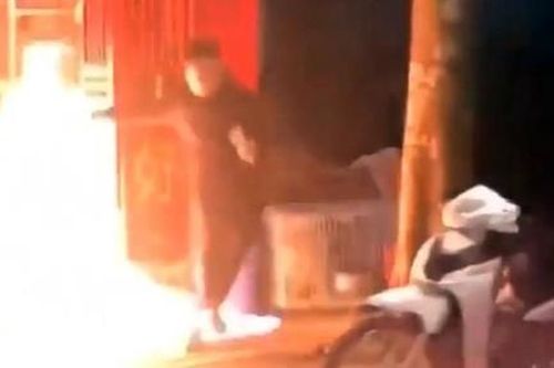 Tạm giữ đối tượng tưới xăng đốt quán giải khát