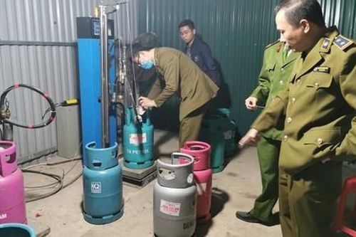 Bắt quả tang cơ sở sang chiết gas lậu 'khủng' gần trụ sở UBND quận