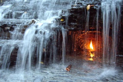 Bí ẩn ngọn lửa bất tử bên thác Eternal Flame