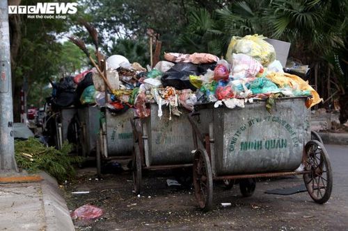 Công ty vệ sinh hứa dọn sạch 500 tấn rác ùn ứ ở Hà Nội trong ngày mai
