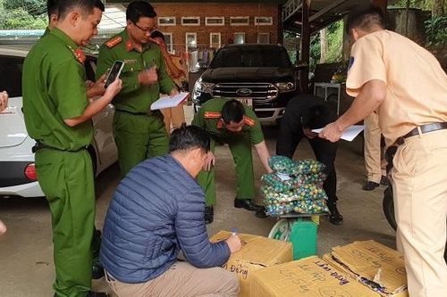 CSGT phát hiện gần 90kg pháo nổ giấu trên xe ô tô