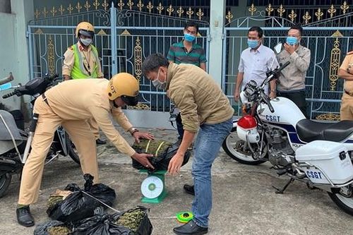 An Giang: Giả làm người bán rau để vận chuyển hơn 16 kg nghi cần sa