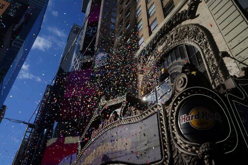 Dân New York hào hứng trong buổi thả hoa giấy chờ đón năm mới
