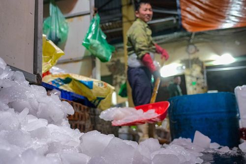 Tiểu thương co ro trong đêm rét 12 độ C