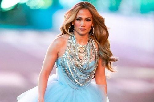 Jennifer Lopez mặc như công chúa biểu diễn đêm giao thừa
