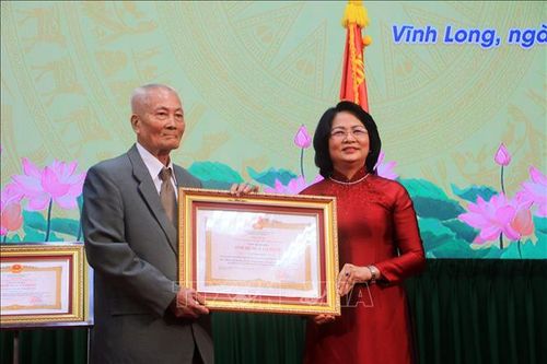 Phó Chủ tịch nước dự lễ đón nhận danh hiệu Anh hùng Lao động tại Vĩnh Long