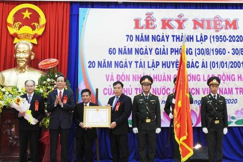 Huyện Bác Ái đón nhận Huân chương Lao động hạng Nhì