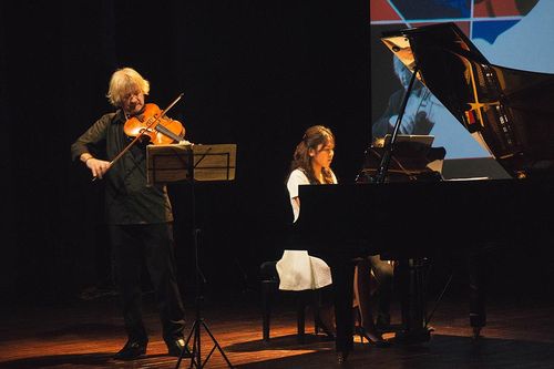 Nghệ sĩ piano Lương Tố Như trình diễn cùng nhạc trưởng Honna Tetsuji