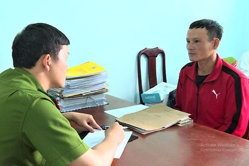 Khởi tố đối tượng mua bán hàng cấm