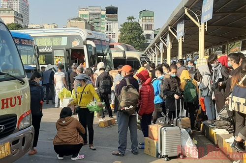 Người dân ùn ùn về quê, các bến xe Hà Nội quá tải