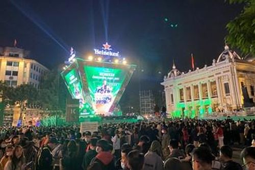 Người dân Thủ đô Hà Nội rộn ràng đón năm mới 2021