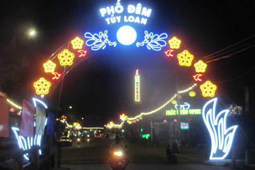 Thức cùng phố đêm Túy Loan