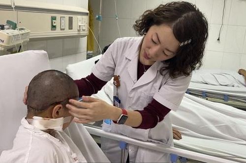 Cháu bé 8 tuổi bị vướng tóc vào bánh xe, da đầu bị lột hoàn toàn
