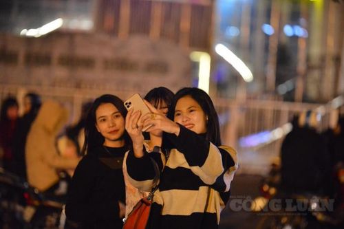 Hà Nội: Người dân đổ ra đường chờ đón khoảnh khắc chào năm mới 2021