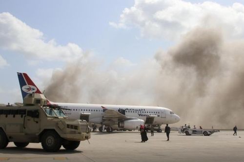 Xem khoảnh khắc vụ tấn công sân bay ở Yemen làm hơn 80 người thương vong