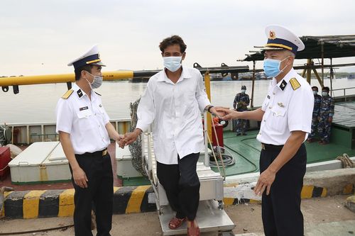 Cứu nạn và đưa 14 ngư dân gặp nạn tại Quần đảo Trường Sa về đất liền an toàn