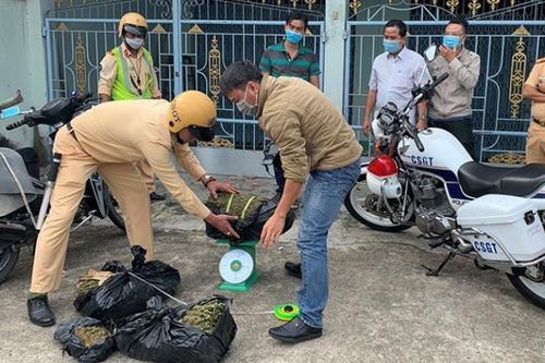 An Giang: Bắt đối tượng giả làm người bán rau nghi vận chuyển cần sa