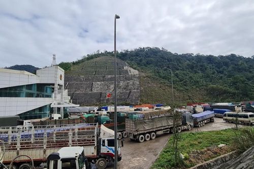 Cuộc chiến hàng lậu, hàng cấm: Nóng bỏng Cầu Treo