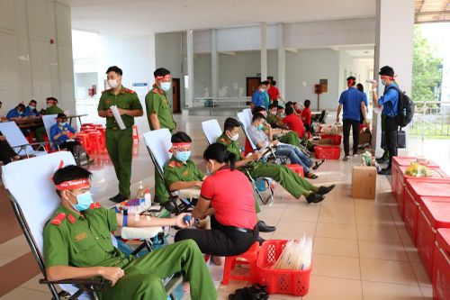 Hơn 100 cán bộ, chiến sĩ Công an tỉnh An Giang tham gia Chủ nhật Đỏ
