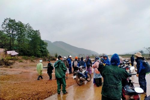 Gần 150 người đội mưa rét tìm cụ ông mất tích trong rừng