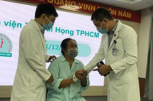 Mảnh xương gà 'dạo chơi' trong đường thở suốt 2 năm