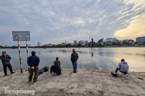 'Hô biến' hồ Định Công thành nơi câu cá dịch vụ, hốt bạc triệu mỗi ngày