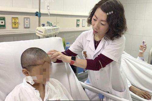 Cứu bé 8 tuổi bị lột toàn bộ da đầu, trơ sọ