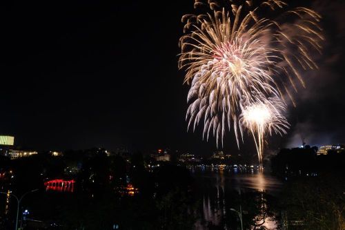 Pháo hoa rực sáng bầu trời, Việt Nam bước sang năm mới 2021