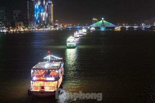 Thuyền hoa diễu hành lung linh sông Hàn dịp năm mới 2021