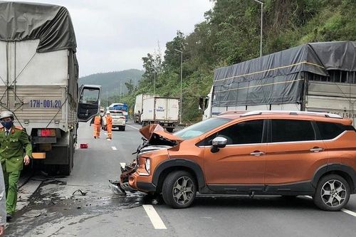 Xe tải gây tai nạn liên hoàn, 6 ô tô bẹp rúm
