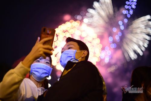 Rực rỡ pháo hoa khoảnh khắc chào năm 2021
