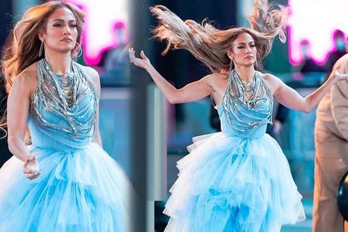 Jennifer Lopez diện đầm như công chúa Lọ Lem